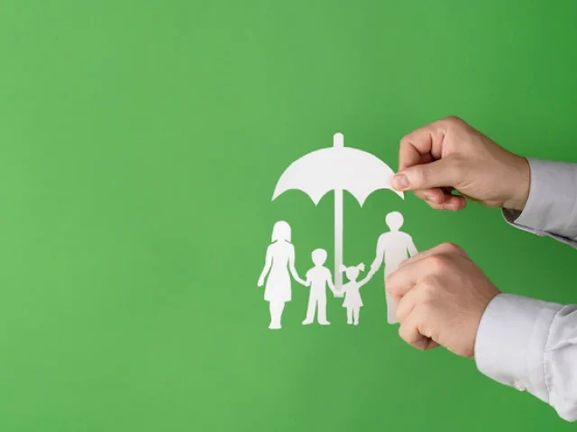 mains-tenant-famille-papier-se-bouchent_23-2149191380